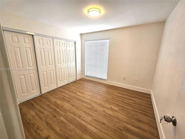 Building Photo - 10822 N Kendall Dr