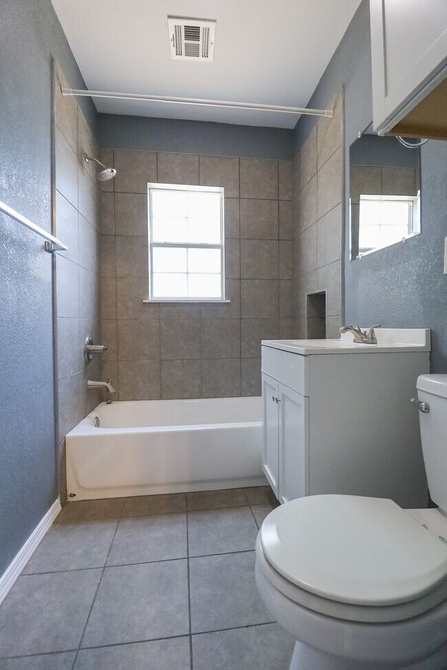 Building Photo - 353 S Zunis Ave