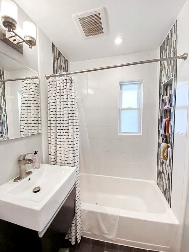 Building Photo - Immaculately Renovated 3 Bedroom 1.5 Bathr...