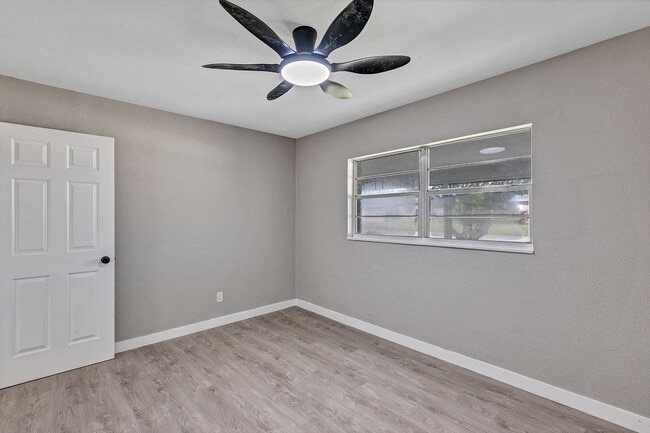 Building Photo - Charming 3-Bedroom Home with Spacious Yard & Enclosed Porch in Frostproof