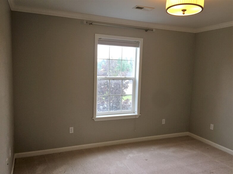Building Photo - 215 Sanna Ct