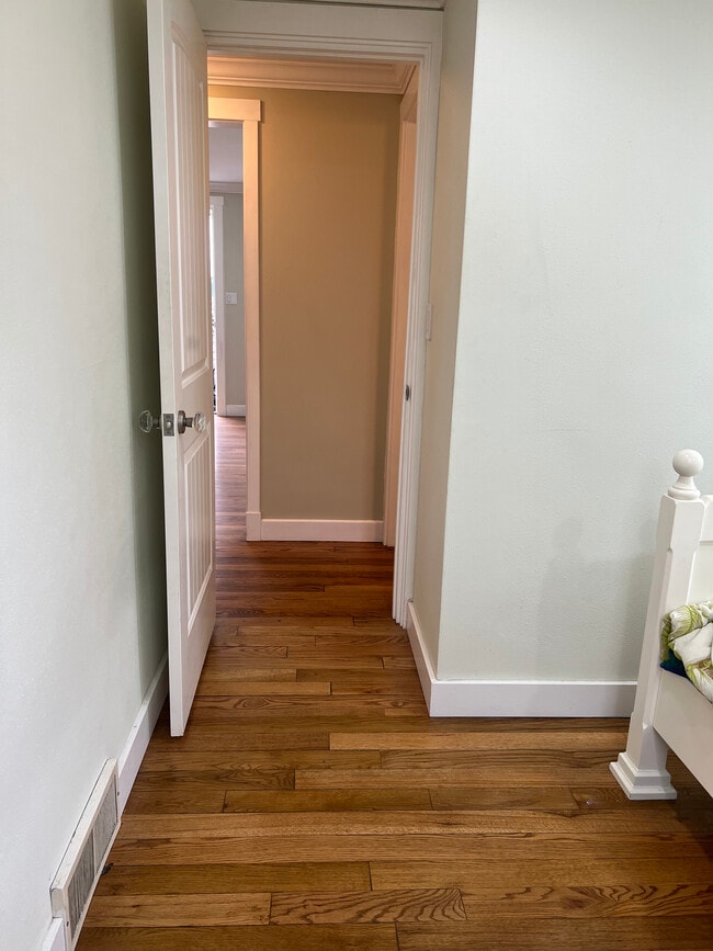 Building Photo - 558 Windsor Pl NE