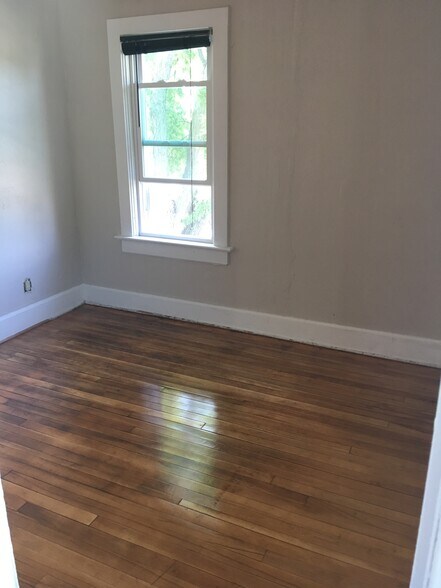 Building Photo - 452 E Holum St