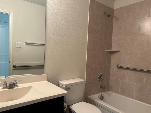 Building Photo - 2105 Alamandine Ave