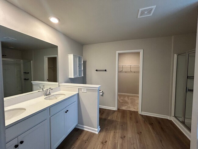 Building Photo - **Move in with NO SECURITY DEPOSIT**11612 Winston Dr - Available NOW! $100 Off First 2 Months!  –...