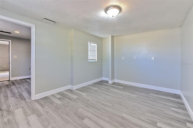 Building Photo - 10928 N 15th St