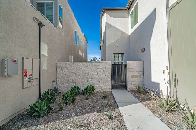 Building Photo - 3 Bedroom 3 Bath Five Point Home