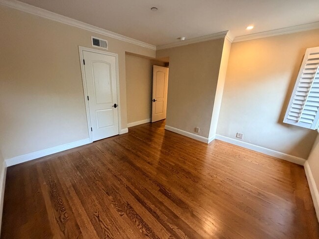 Building Photo - 831 Columbia Dr