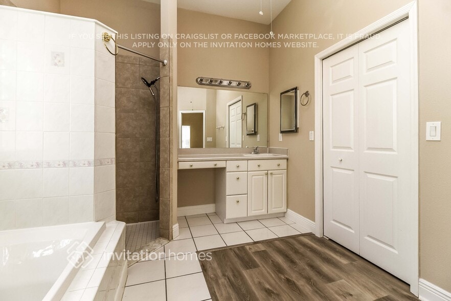 Building Photo - 10428 Calle De Flores Dr