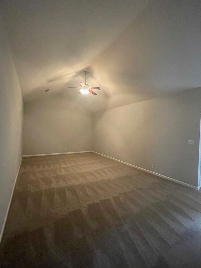 Building Photo - 2 bed, 2 bath, 2 car garage ranch style to...
