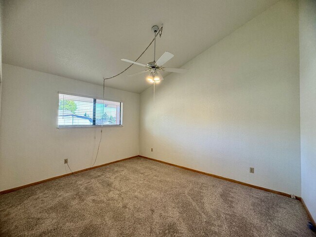 Building Photo - 2555 Westridge Dr