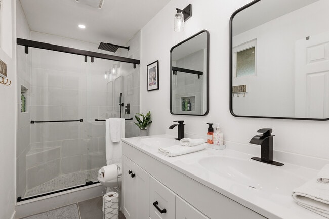 Building Photo - 1421 Dubuque St