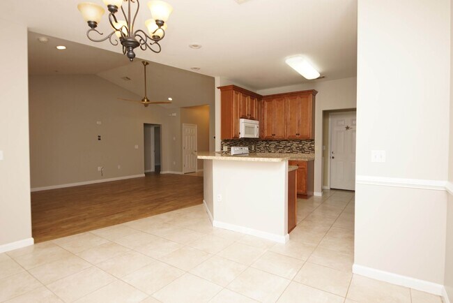 Building Photo - Central Niceville Location