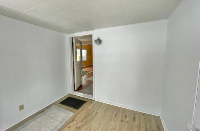 Building Photo - 1345 Arkwright St N