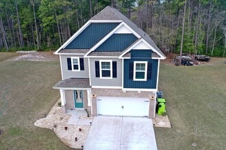 Building Photo - Magnificent 4 Bedroom Home!!
