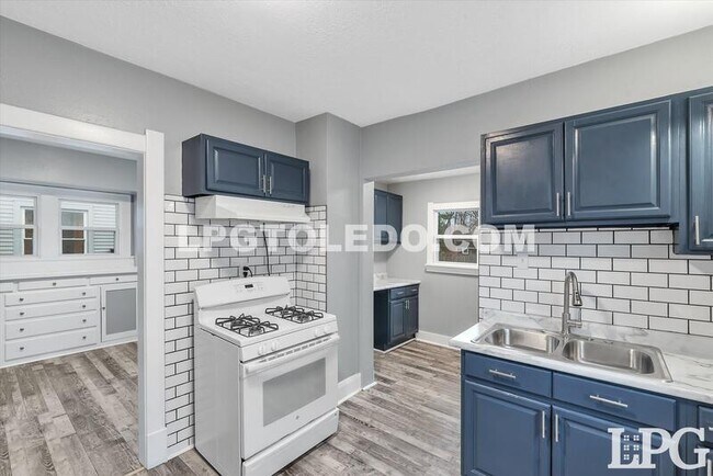 Building Photo - 927 Alvison Rd