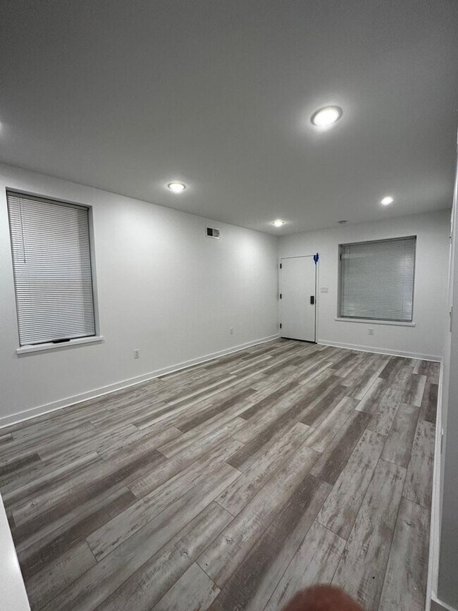 Building Photo - Renovated 2BR/2BA w/ Private Yard, Porch & In-Unit Laundry
