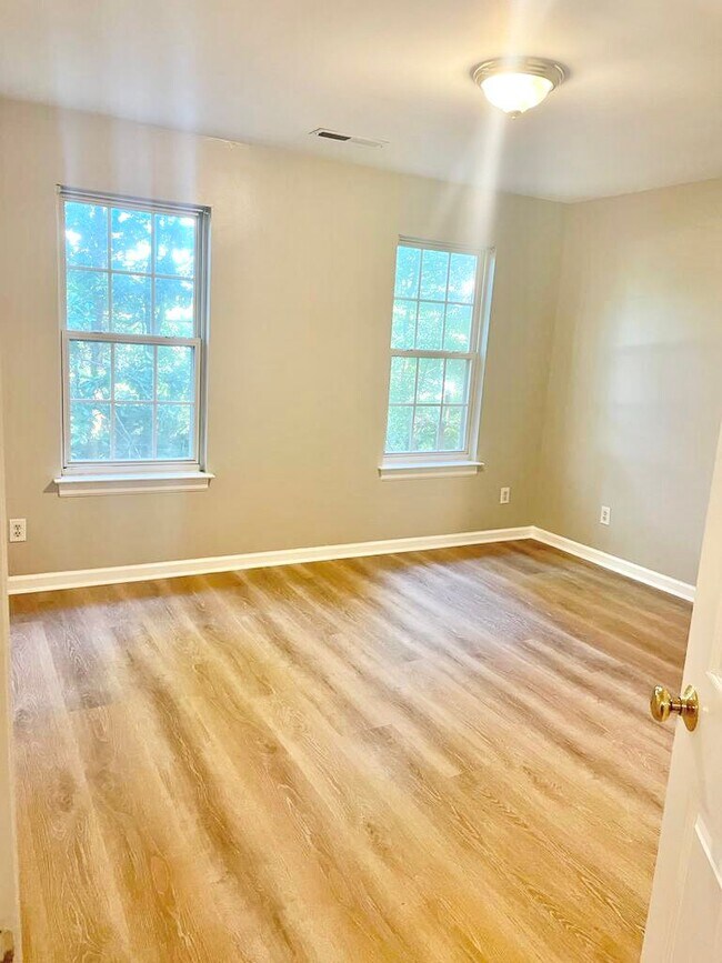 Building Photo - 10654 S Hall Dr