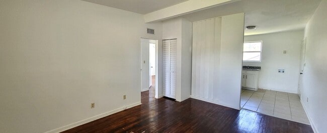 Building Photo - 2BR / 1 BA Riverside Upstairs Apartment w/ Off-street Parking