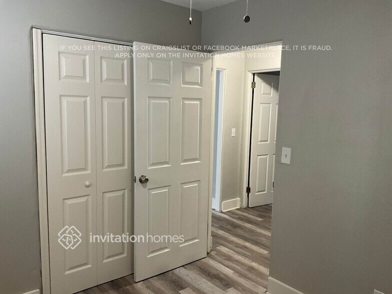 Building Photo - 450 Iris Rd