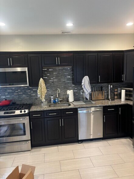 Building Photo - 569 Commonwealth Ave