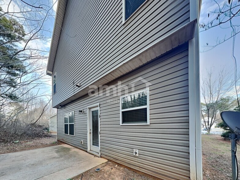 Building Photo - 507 Round Rock Trl
