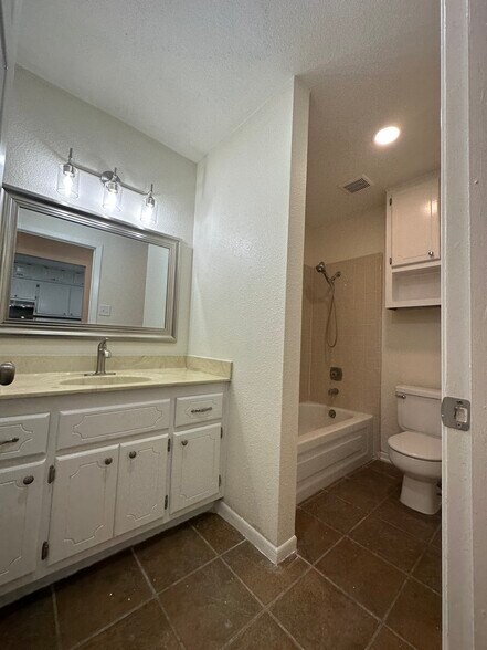 Building Photo - 517 Versailles St