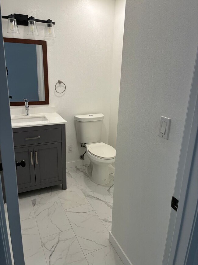 Building Photo - BEAUTIFUL 4 Bed 3 Bath unit