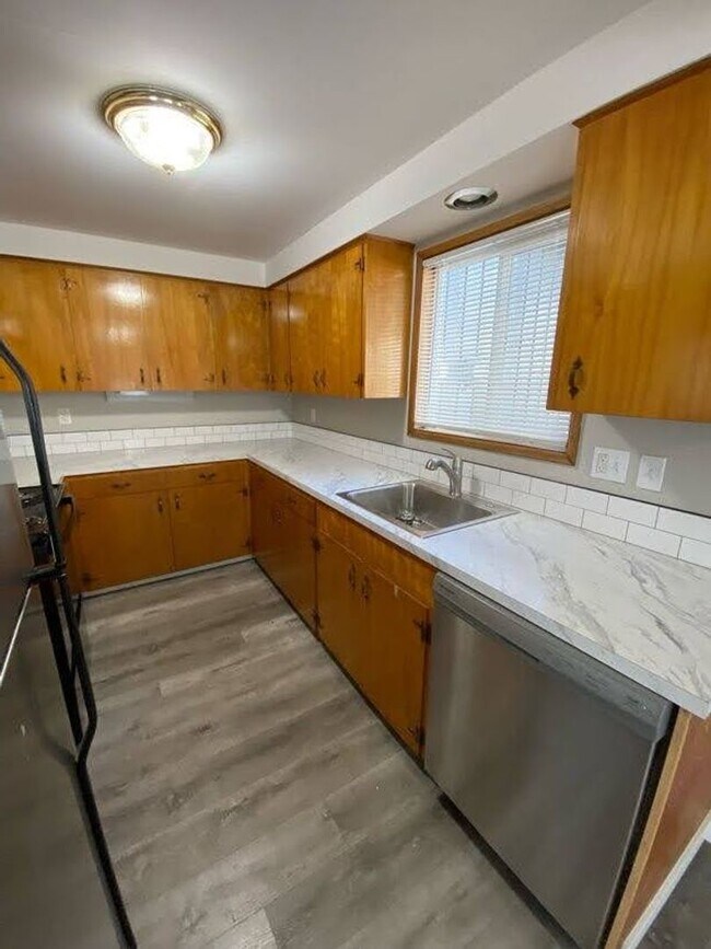 Building Photo - Large 2 bed, 1 bath Townhouse with Parking