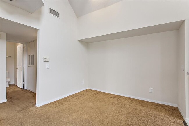Building Photo - Terrific Bishops Court Townhouse!