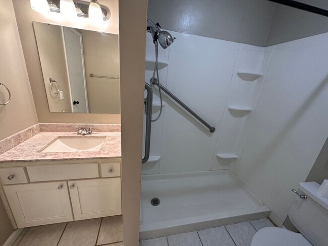 Building Photo - 424 Longmeadow Dr