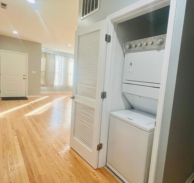 Building Photo - 1750 W Cermak Rd