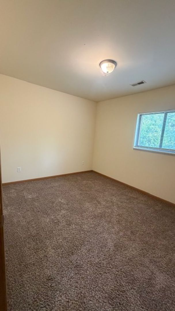 Building Photo - 21 Village W Ct