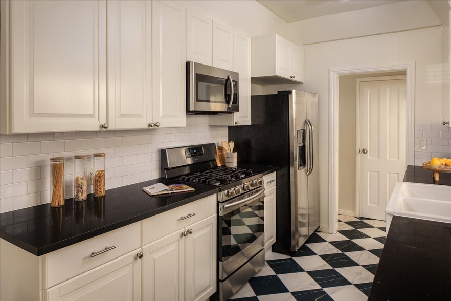 Building Photo - 215 S Poinsettia Pl