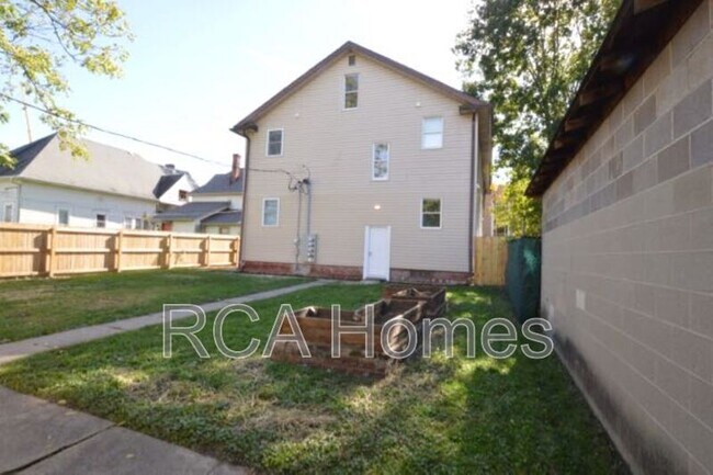 Building Photo - 1112 Pleasant St