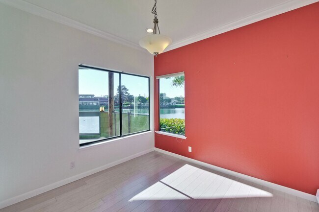 Building Photo - 1108 Shoreline Dr