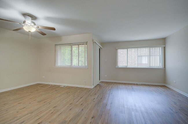 Building Photo - 2bd 1.5 ba 2 story townhome Palos Hills