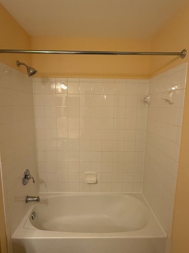 Building Photo - ACT FAST! 4 Bedroom Townhome in Desirable Gateway Overlook Community!
