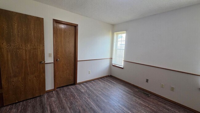 Building Photo - Wonderful 2 Bedroom Duplex in Bethany!  $1250 Per Month!