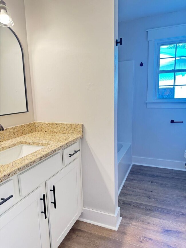 Building Photo - Great Location! 3Bd/2Ba Remodeled Home on ...