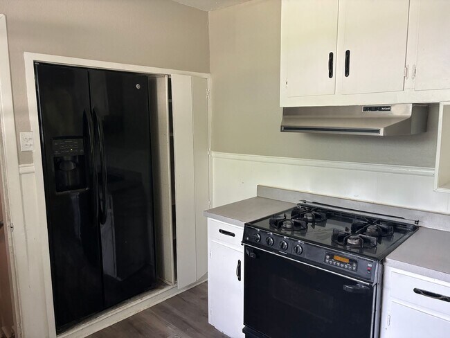 Building Photo - Spacious 4/1 Home on Quiet Block of Mulber...
