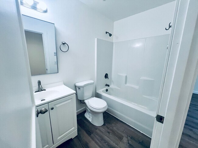 Building Photo - Almost new 3 bedroom, 3 bath Townhome