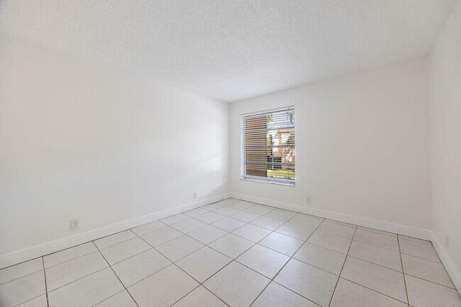 Building Photo - 470 NW 20th St