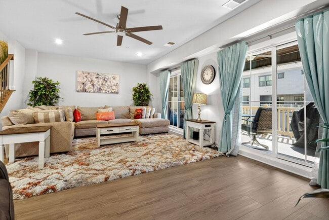 Building Photo - Luxurious 3 Bed 2.5 Bath Townhome In Beautiful Foster's Glen