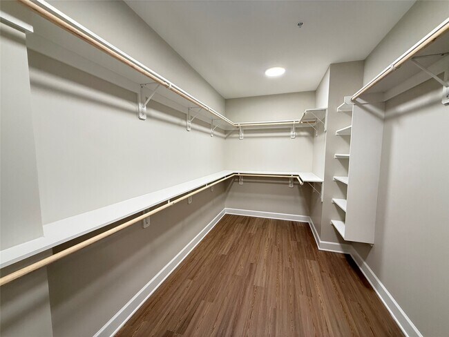 Building Photo - 716 Waugh Dr