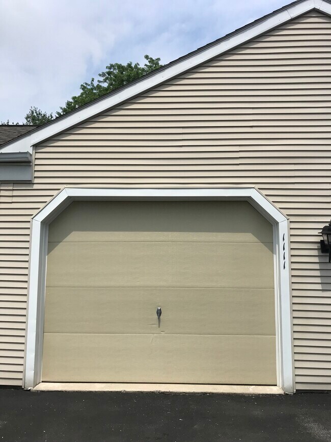 Building Photo - 1111 Cambridge Ct