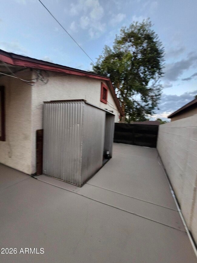 Building Photo - 5025 W Vernon Ave