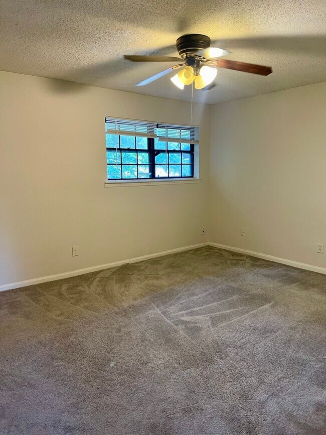 Building Photo - Spacious 3 bedroom condo