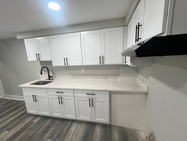 Building Photo - Beautiful, remodeled house nice close to e...