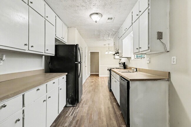 Building Photo - 3 Bedroom 2 Bathroom House